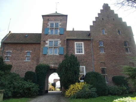 Gennep-Heijen NL : Hoofdstraat, im Deichvorland der Maas liegt das Schloss Haus Heijen